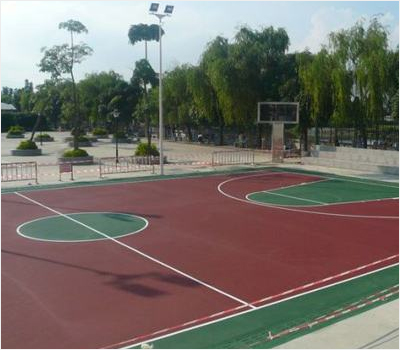 篮球场人造草坪是一种由聚丙烯(pp)或聚乙烯(PE)以及由聚丙烯和聚乙烯混合成的纤维为原料,同时添加了适量的紫外线吸收剂和燃料尼龙,聚丙烯,经织成后,覆到树脂底基上制成.