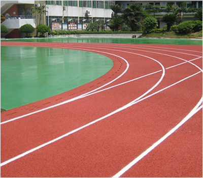 新疆塑胶跑道,一种运动空中或跑道,特别是一种带有平实型构造的塑胶跑道.